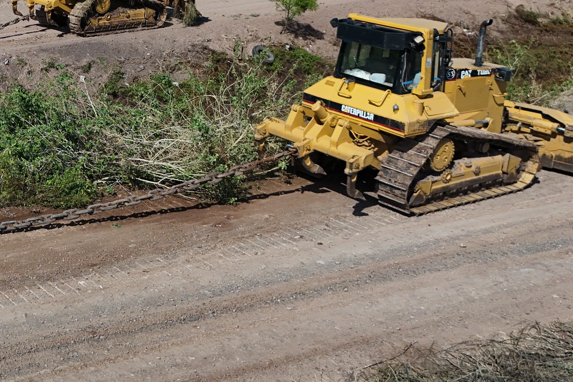 Detalle de un bulldozer D6 tensando la cadena de arrastre, 1 de septiembre de 2026.