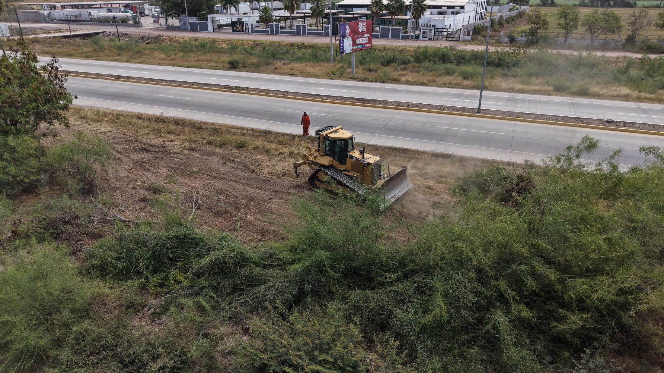 Maquinaria de conservación sobre un canal integrado al entorno urbano, 6 de mayo de 2026.