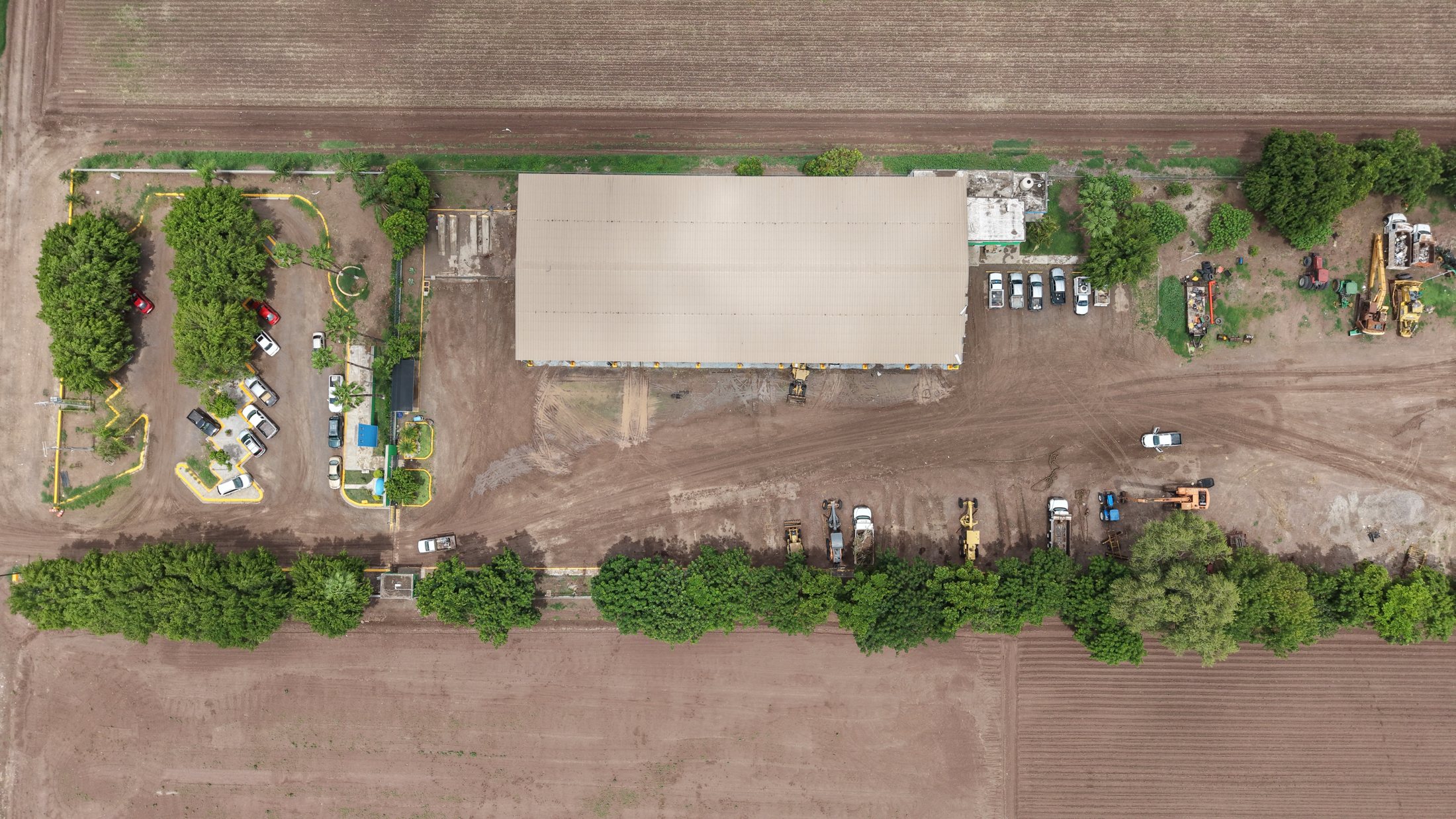 Vista aérea de taller y oficinas. Lectura completa del complejo operativo del módulo desde el aire.