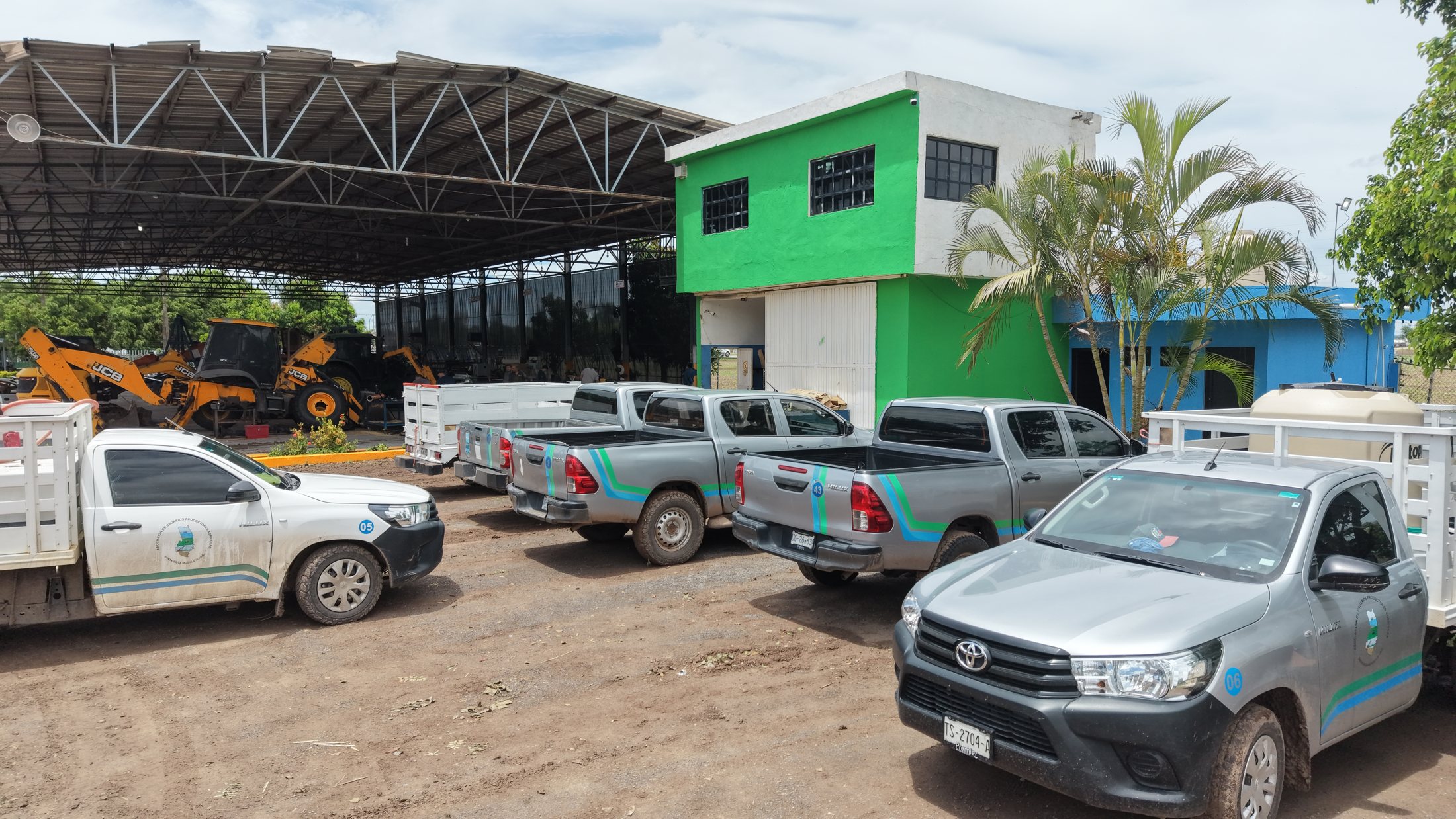 Fachada real de oficinas. Oficinas y nave de resguardo con vehículos del módulo en sitio.