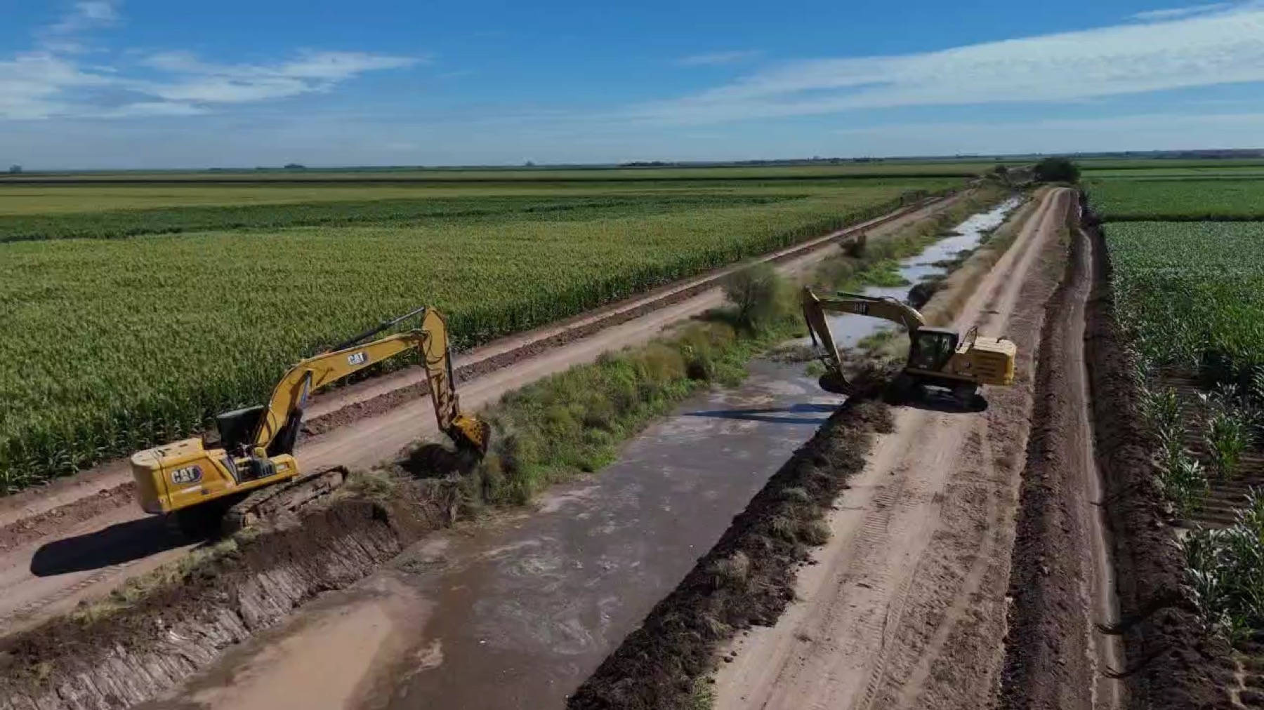 Dos excavadoras trabajando la limpieza del canal principal, 16 de enero de 2026.