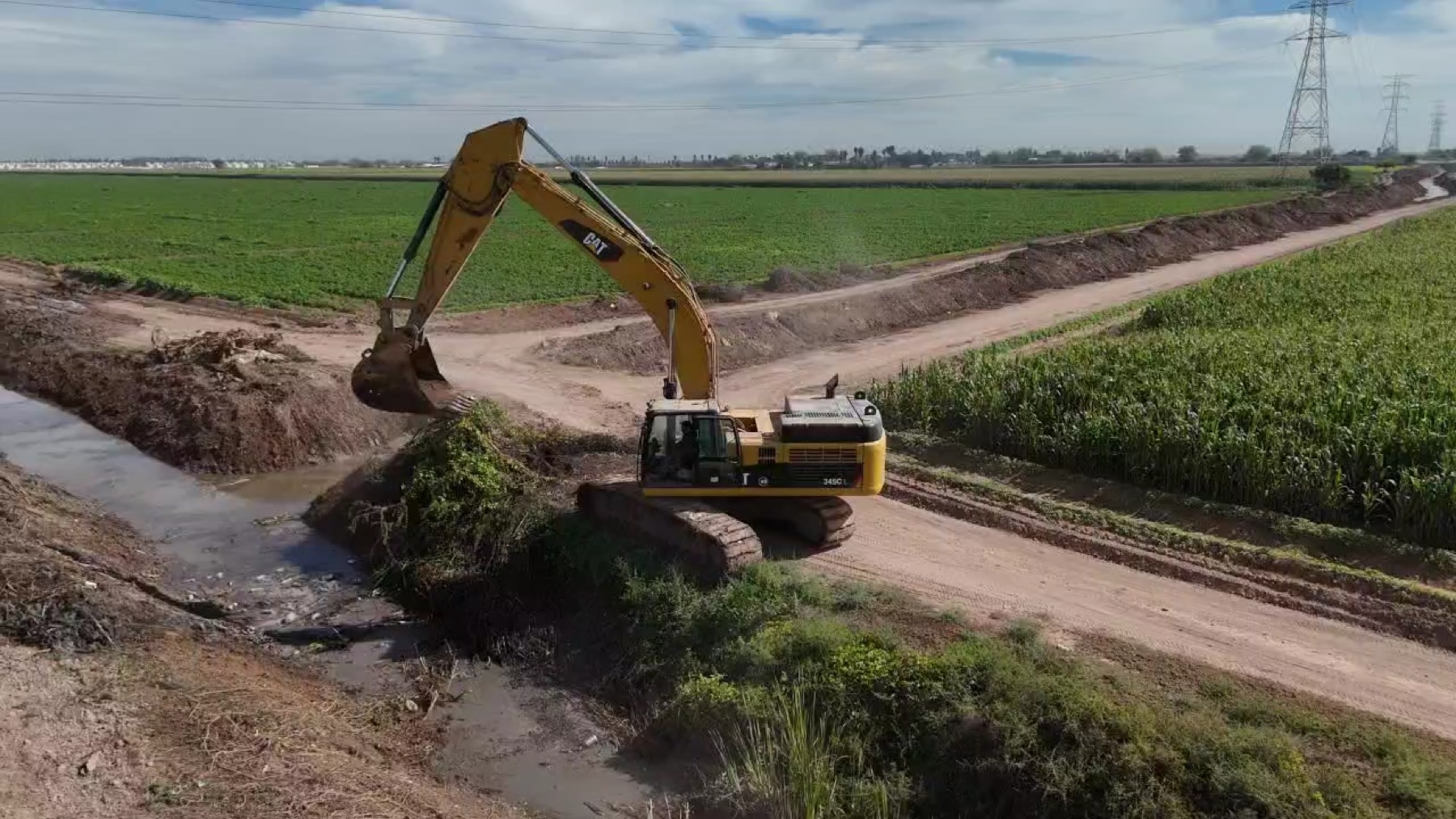 Dos excavadoras y una camioneta de supervisión trabajando sobre el canal, 22 de enero de 2026.
