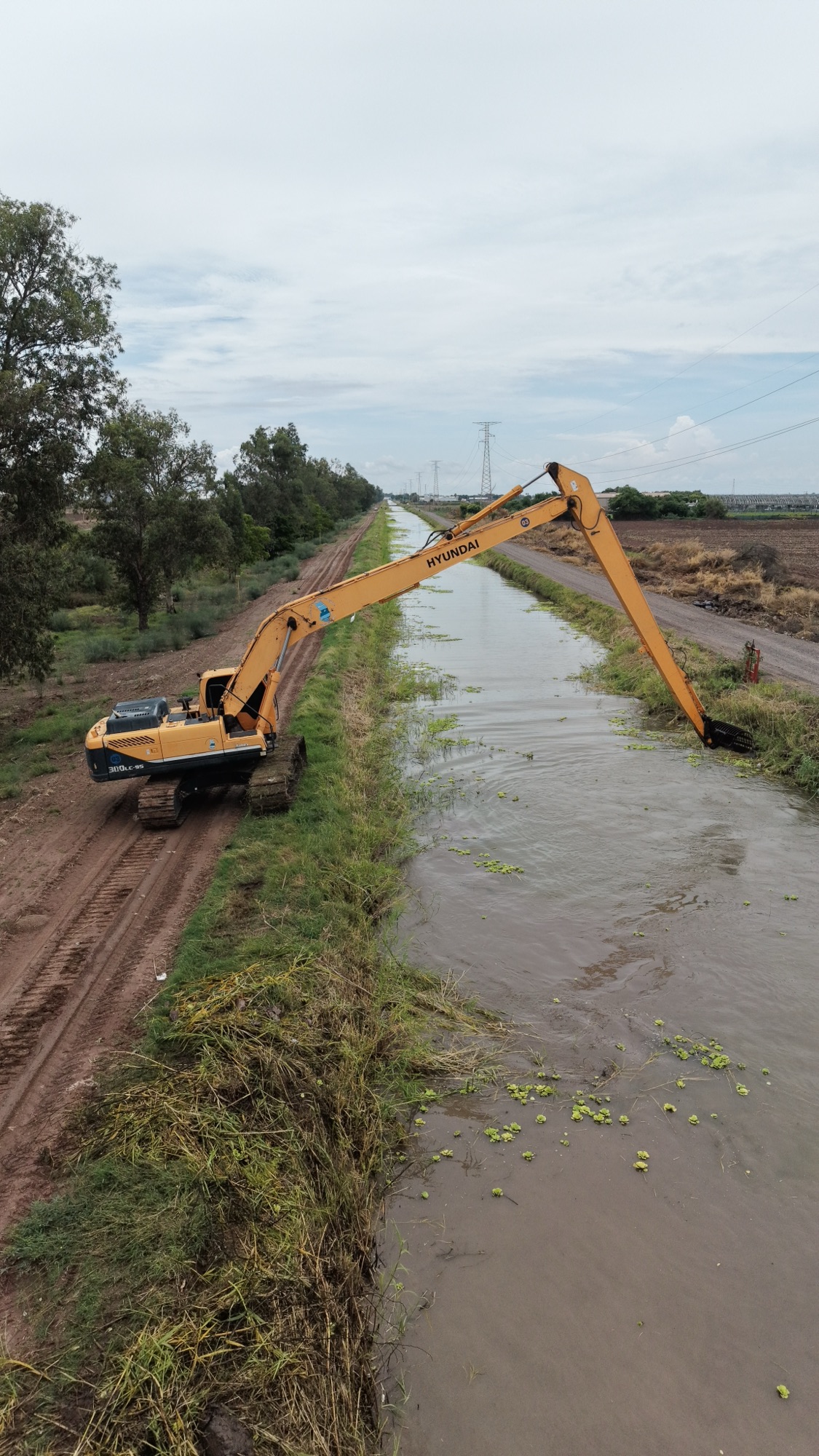 Vista vertical de operación sobre canal lateral, agosto de 2026.