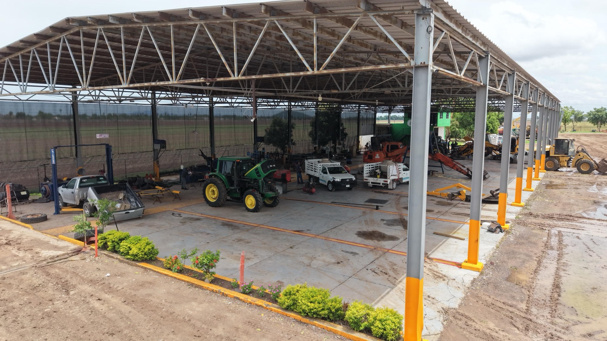 Tractor John Deere en el patio del taller del módulo, agosto de 2026.