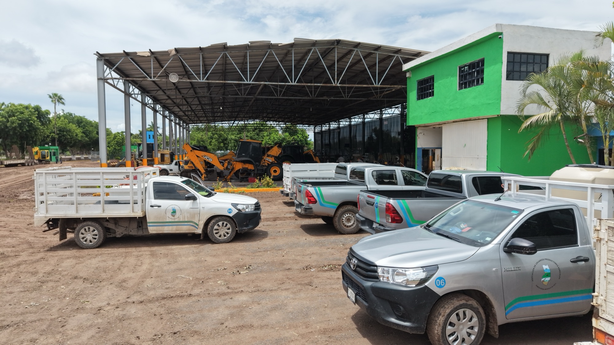 Camionetas oficiales del módulo estacionadas en el patio, agosto de 2026.